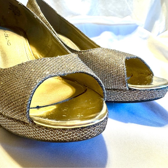 (6) BANDOLINO Open Toe Platform 3" Gold Tone Sparkly Heels - Picture 5 of 7